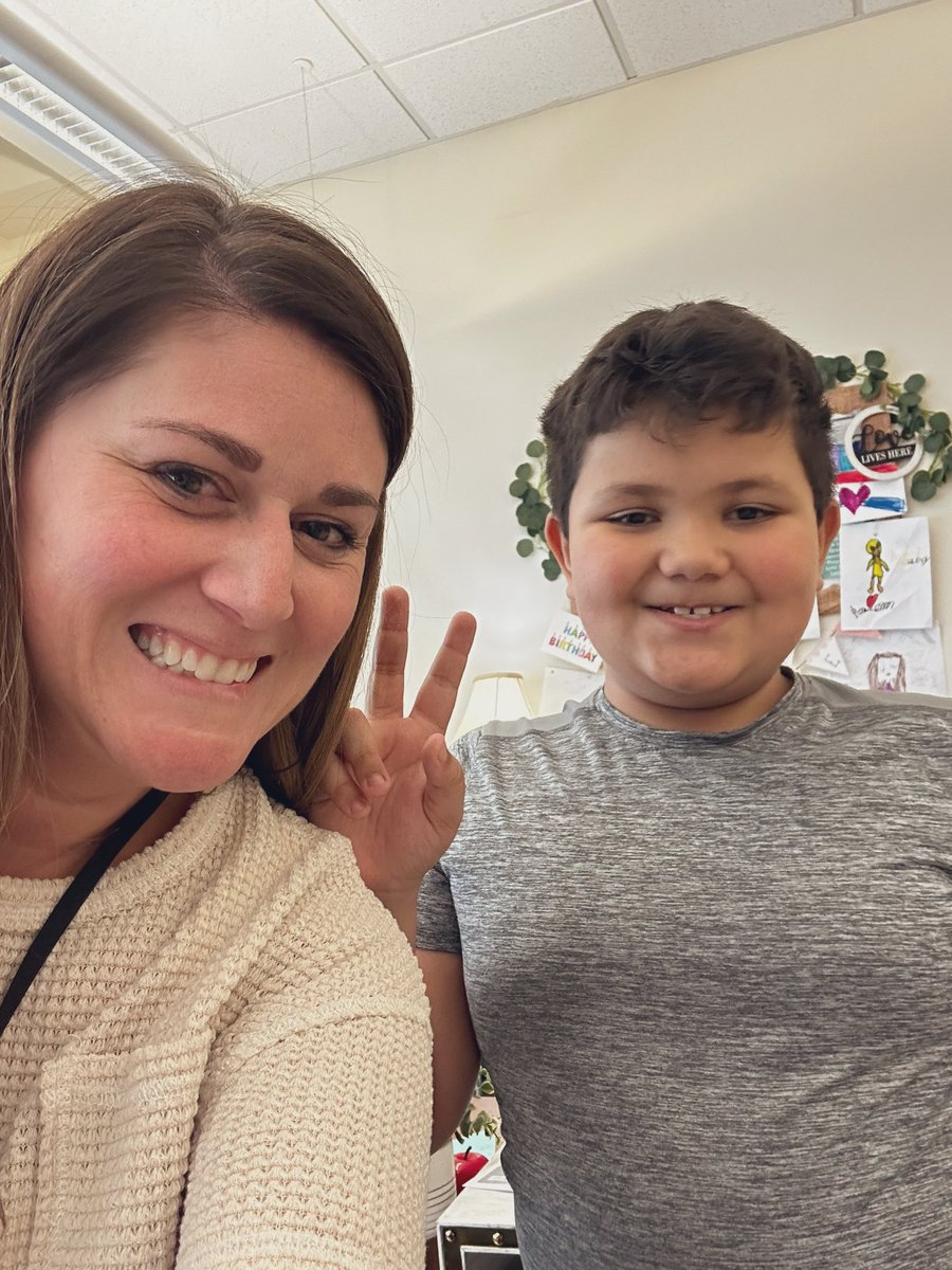 ElizabethGroll1's tweet photo. Yesterday was #selfiewithateacherday 🤩@GreenIslandUFSD https://t.co/c79slkD4ES