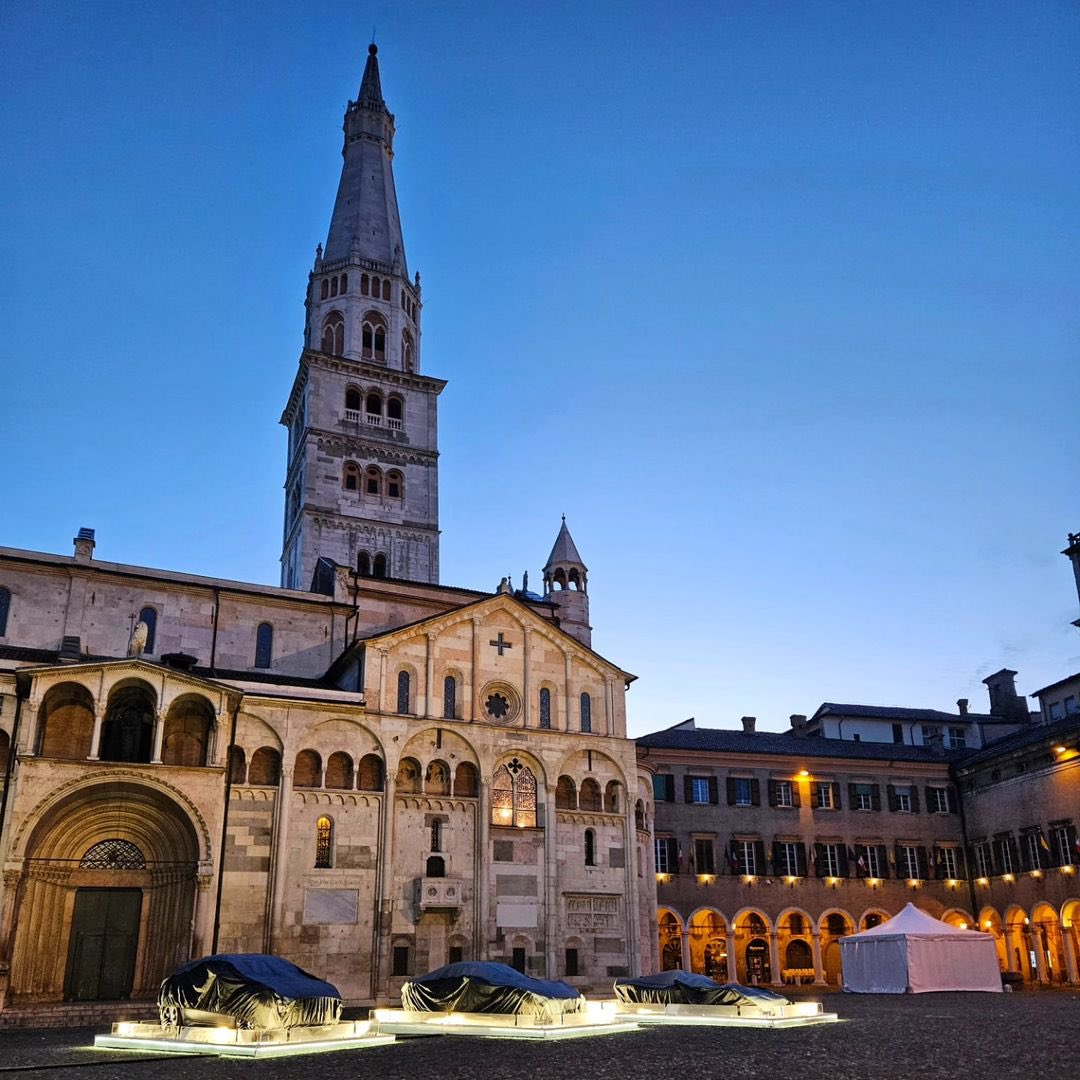 Storia&amp;Motori 😍

Si riaccendono le luci sul #MotorValley, e la capitale dei motori più famosa al mondo, si prepara per un nuovo giorno ricco di eventi! 

Ph: marcocab