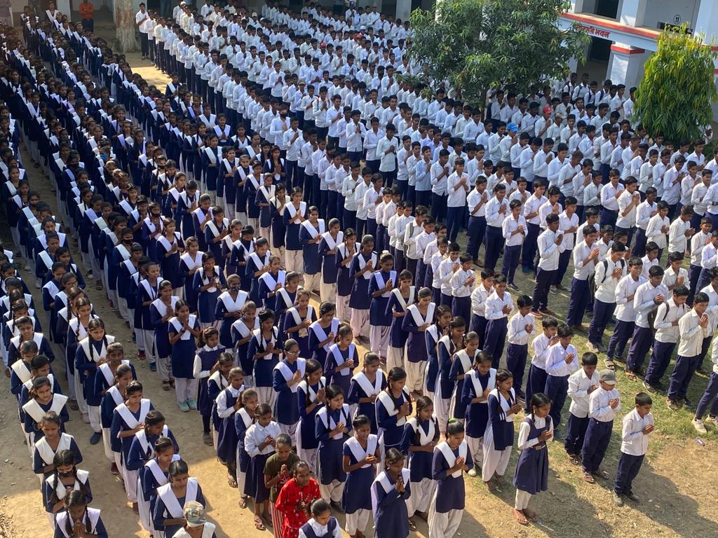 pkumar1997's tweet photo. जनपद गाजीपुर के शिवपूजन इंटर कॉलेज मलसा में प्रार्थना सभा का एक विहंगम दृश्य। @CVaranas @upboardpryj @desecedu https://t.co/JDLqkx7kfz