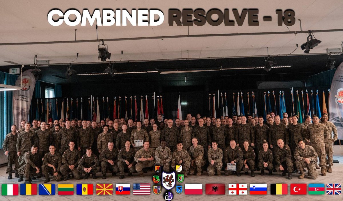 16Dywizja's tweet photo. Natomiast na zakończenie #CombinedResolve 18 #FamilyPhoto.

Ten zespół pokazał, że żadne przeszkody ich nie zatrzymają, a bariery, nawet te językowe, są po to, aby je pokonać, przełamać i iść dalej, aby osiągnąć cel!

#NATO #StrongerTogether #16DZ #7ATC #JMRC https://t.co/Q0aHG2dpPb