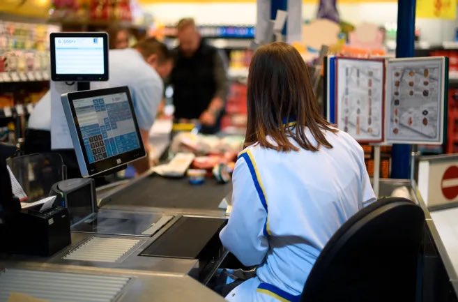 Prolonger les horaires d’ouverture des magasins en Valais est une aberration Le Flop de sa mise en œuvre à Fribourg le démontre: le porte monnaie des ménages n’est pas extensible
Le personnel de vente et les petits commerces vont en faire les frais au profit des grandes enseignes