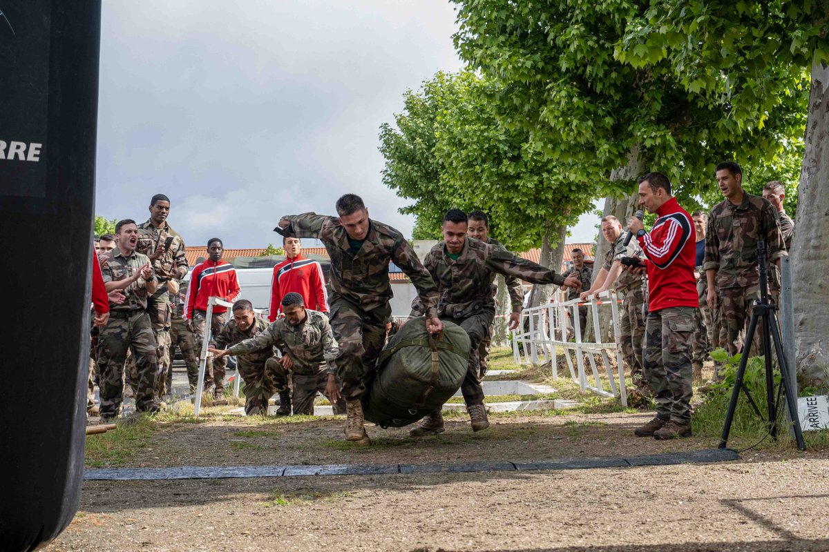 #EspritGuerrier lors d’un challenge de parcours d’obstacles 👊
➡️20 sapeurs-paras par compagnie en relais 
➡️ un parcours groupe de 6 par compagnie avec une gaine collective à 50 kg
C’est avec #DéTerreMination que les sapeurs-paras ont participé à cette activité d’aguerrissement.