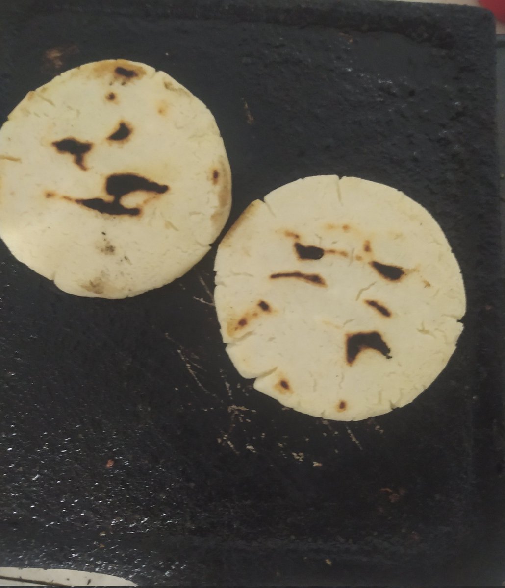 Pia_fororo's tweet photo. Las arepas molestas por qué espere a media noche para hacer cena https://t.co/C3famojkuB