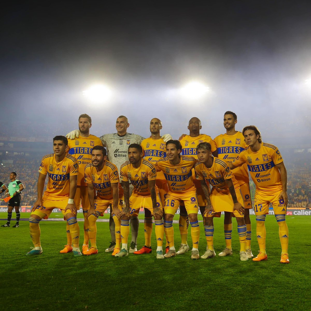 DiegoReyes's tweet photo. Teníamos muchas ganas de regalarles una noche así 🐯🏟️ buen resultado y gran esfuerzo del equipo, toda cerrar el domingo 💪🏽 vamooos carajooo!!! @TigresOficial https://t.co/fdptqmcqks