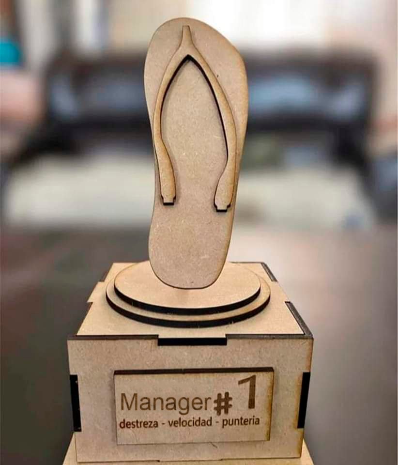 endou_kaminari's tweet photo. Premiando al manager que más trabaja y siempre tiene una chancla en mano preparado ante cualquier situación 🗿
#Memagnus #Manager #sedaione #Magnus https://t.co/pMsoBFPPW8