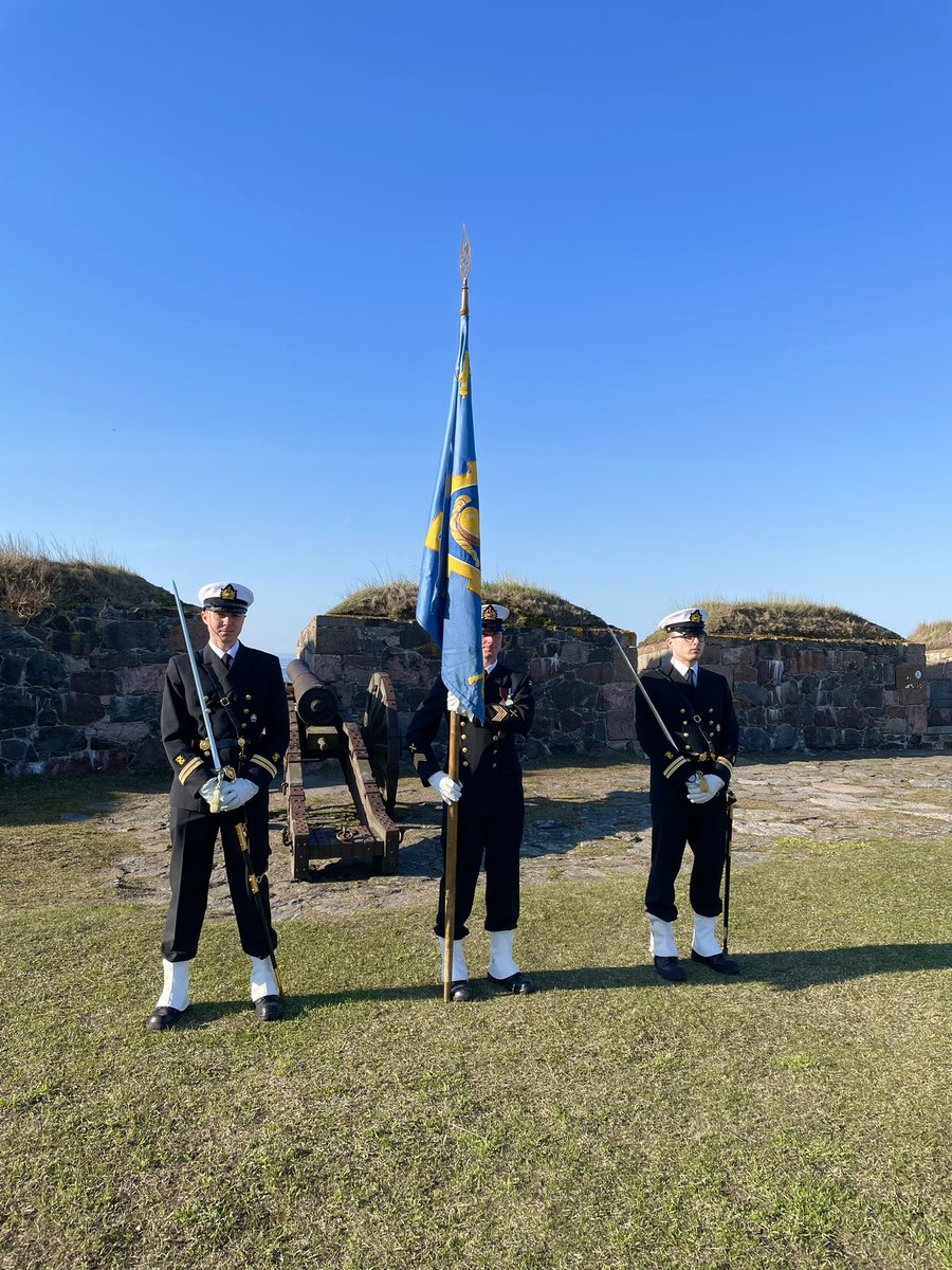 vanska_ville's tweet photo. Hyvää lippurykmentin vuosipäivää. Sotalippu nousi bastion Zanderin salkoon 105. peräkkäisen kerran. Tänä vuonna tosin pienellä joukolla kiivaasta harjoituskaudesta johtuen. #SLRR https://t.co/ycST63yXtT