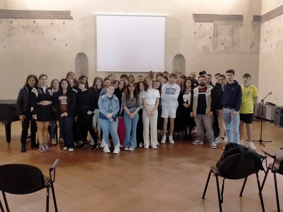 Nos élèves sont actuellement chez leur correspondants italiens dans la belle ville de Ferrara. Ils ont pu notamment découvrir la cathédrale et le château sous un beau soleil. Merci à nos partenaires italiens de leur avoir réserver un bel accueil. <a href="/dareic/">Denis Rey</a> <a href="/acnancymetz/">Académie de Nancy-Metz</a> <a href="/DSDEN55/">DSDEN55</a>