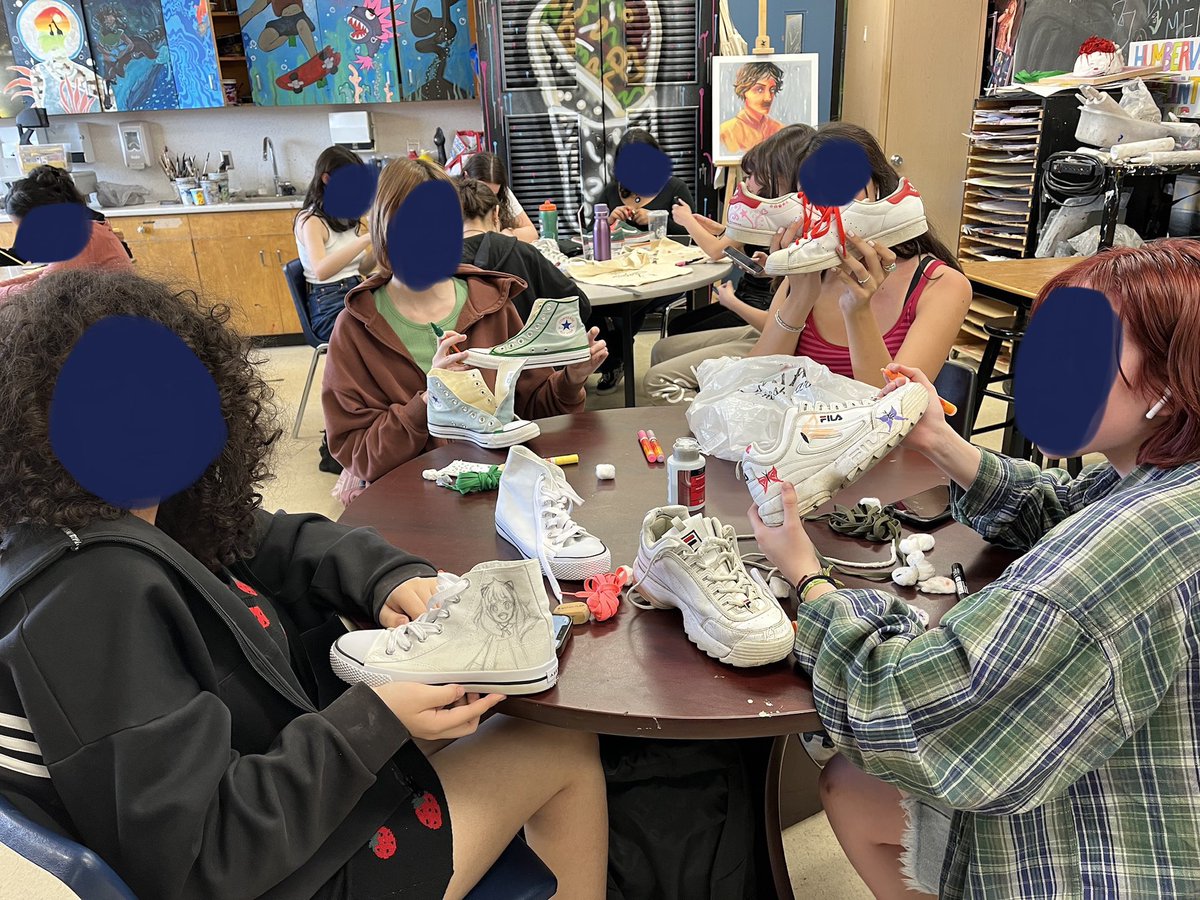 MrJeans's tweet photo. Huge shoutout to @klxtn_ , (a former @PeelSchools student), for the visit to our Non-Trad class today! Students loved customizing and refreshing their sneakers. #artcareers #studio122 https://t.co/YVohCYUUzc