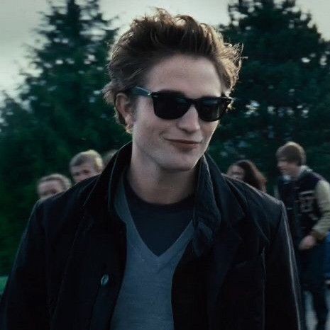 twilight_stann's tweet photo. Vou esclarecer uma coisinha aqui: apenas uma pessoa nasceu para interpretar Edward Cullen, e esse alguém é o Robert pattinson ! https://t.co/1aLeE9eVWV