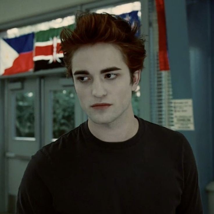 twilight_stann's tweet photo. Vou esclarecer uma coisinha aqui: apenas uma pessoa nasceu para interpretar Edward Cullen, e esse alguém é o Robert pattinson ! https://t.co/1aLeE9eVWV