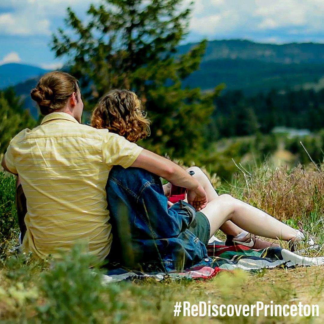 🌲🍒🍪☕️Princeton is full of perfect picnic spots! Enjoy some Local eats and treats from some of the restaurants and cafes. While looking at the beautiful landscape. 🌲🍒 #rediscoverprinceton #picnic #canada #similkameenvalley #similkameen