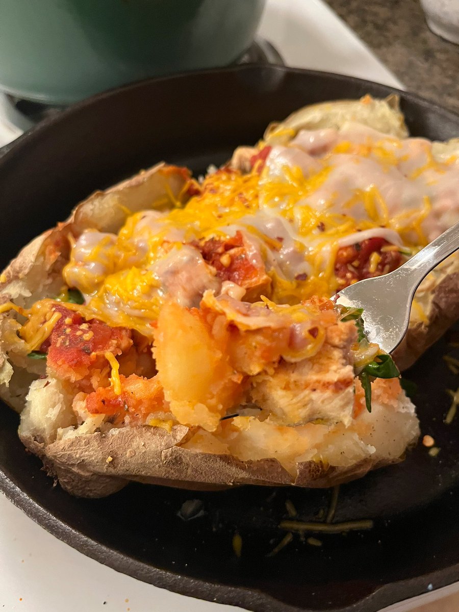 This was a first for me: Chicken parmesean baked potato. 🥔 🍝 This one is not for the presentation 😜