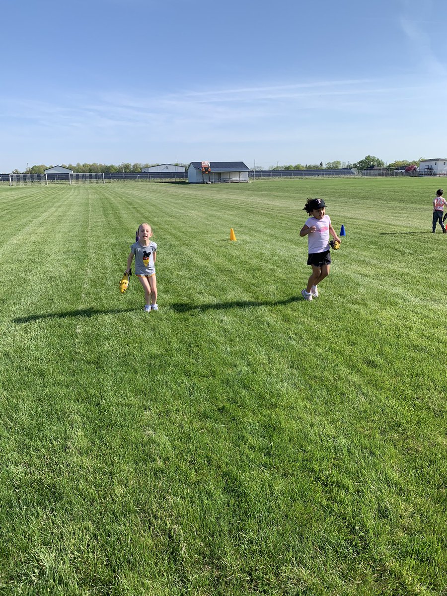 AmyKonoff's tweet photo. Field day #1 at OES was amazing! #otsegoknights   #fielddayfun https://t.co/95tu8d42r4