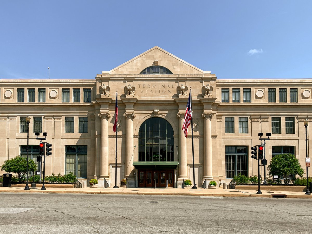 MaconGaSoul's tweet photo. Did you know that the same architect who designed New York City's iconic Grand Central Station also designed Macon's Terminal Station? 🚂🏛️
#VisitMacon #WhereSoulLives #MaconFacts #MaconHistory #TerminalStation #AlfredTFellheimer #GrandCentralStation https://t.co/aB4yTgJUZ0