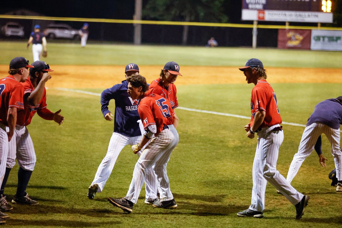 WaltersStSports's tweet photo. COOOOOOOOPPPPP

Torres hits a BOMB to give us a 9-8 lead. Heading to the bottom of the 7th! https://t.co/xskZA89Mmk