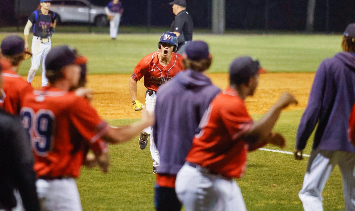 WaltersStSports's tweet photo. COOOOOOOOPPPPP

Torres hits a BOMB to give us a 9-8 lead. Heading to the bottom of the 7th! https://t.co/xskZA89Mmk