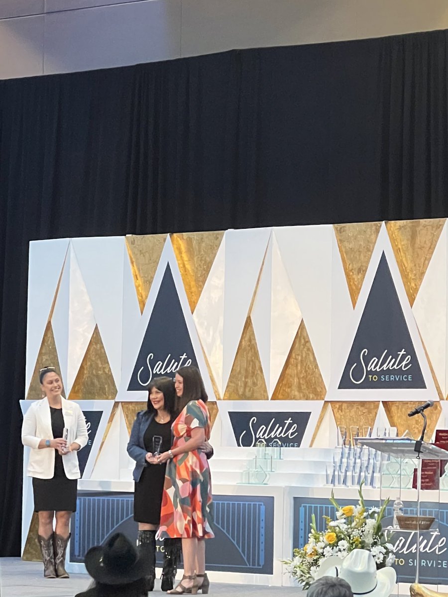 SamhoustonMS's tweet image. Congratulations to Mrs. Celeste Hunt for 25 years of service in @IrvingISD! Thank you for your service and thanks for all that you do for our AMAZING students, parents, teachers, and staff @SamhoustonMS! #ThePowerOfUs #TexanPride #samside