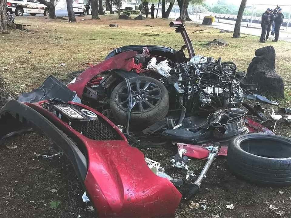 Diezac's tweet photo. @cuartodemillamx
#Noticias Esta mañana en Insurgentes Sur a la altura de Rectoría un joven impactó su vehículo contra un árbol perdiendo la vida al instante además su acompañante se debate entre la vida y la muerte. El automóvil se partió en dos debido al fuerte impacto. https://t.co/EYPZdnWuD4
