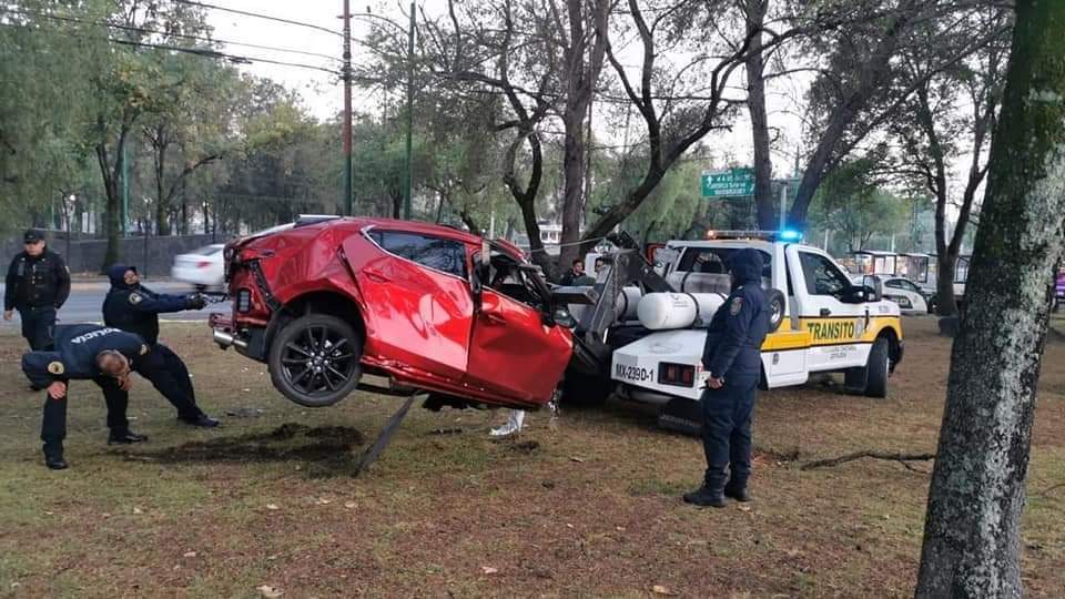 Diezac's tweet photo. @cuartodemillamx
#Noticias Esta mañana en Insurgentes Sur a la altura de Rectoría un joven impactó su vehículo contra un árbol perdiendo la vida al instante además su acompañante se debate entre la vida y la muerte. El automóvil se partió en dos debido al fuerte impacto. https://t.co/EYPZdnWuD4