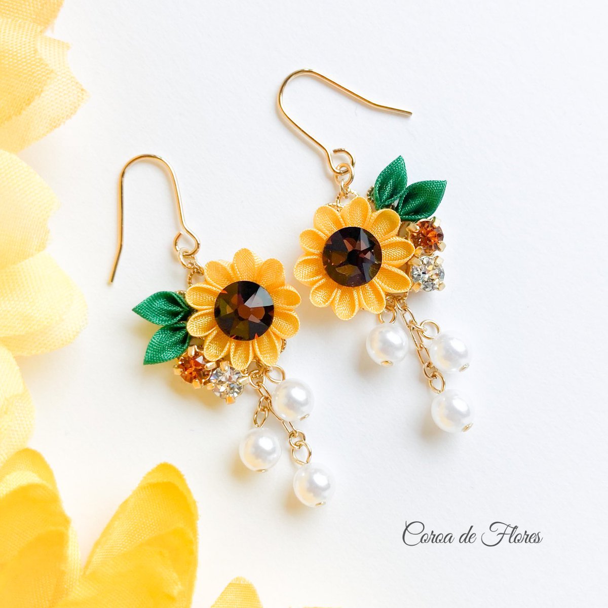 coroadeflores_f's tweet photo. ひまわり作品の新作🌻
一輪のひまわりの耳飾りです✨
お花の中心もキラキラで存在感抜群です！
#つまみ細工　

https://t.co/29bu0IEuXL
https://t.co/CiXYDJCAiK https://t.co/mXGjdYhwcN