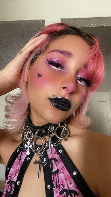 ʚ₍ᐢ - ෆ - ᐢ₎ɞ ˙⊹&deg;.* So as I was trying to find a lamb mask I stumbled upon a makeup look from @lildogco<a href="/tag/hellokitty"class="tags"><span>#hellokitty</span></a>