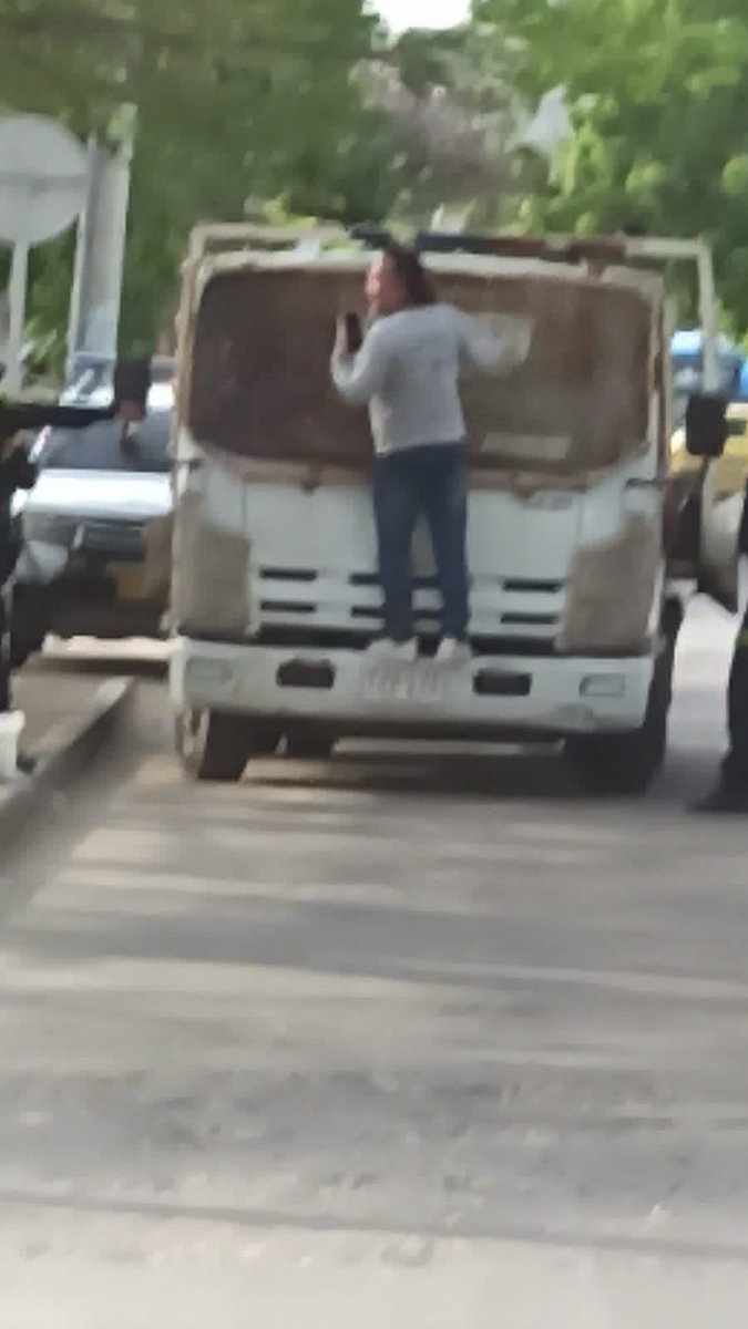 ErnestoMCastro's tweet photo. 6. Está imagen corresponde a un denominado veedor. Esto es ejercer veeduria ciudadana? Amigo 🏍️. Si tú y tu acompañante van con casco, no te vuelas los 🚦, no transitas en andenes o zonas peatonales, tu placa no está tapada o adulterada ten la tranquilidad de circular. https://t.co/qmObS1qqeK