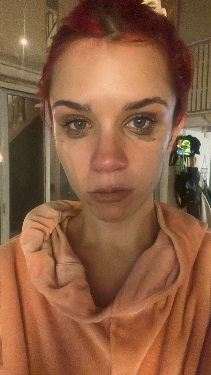 Podemos hablar de esa necesidad femenina de documentar el momento del drama y sacarte una selfie en pleno llanto? 
Abro hilo para que inserten aqui sus fotos llorando hermanas, les dejo la mia de hoy: