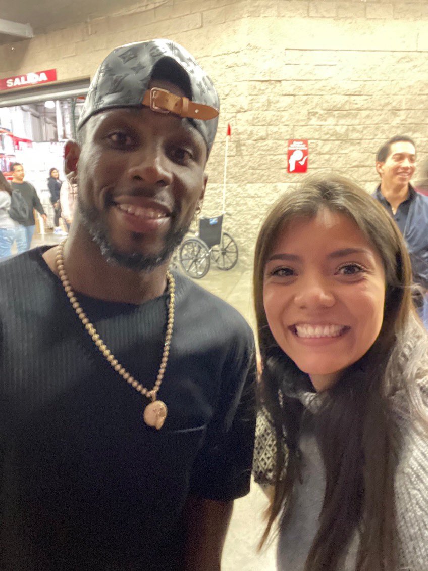 _MichBonilla's tweet photo. La verdad yo soy mitad Chivas, mitad Atlas… pero este negrito y Camilito son edición especial 😅 

Rodrigo atrás fingiendo que no quiere mucho al negrito correlón! https://t.co/X0PholNLIM