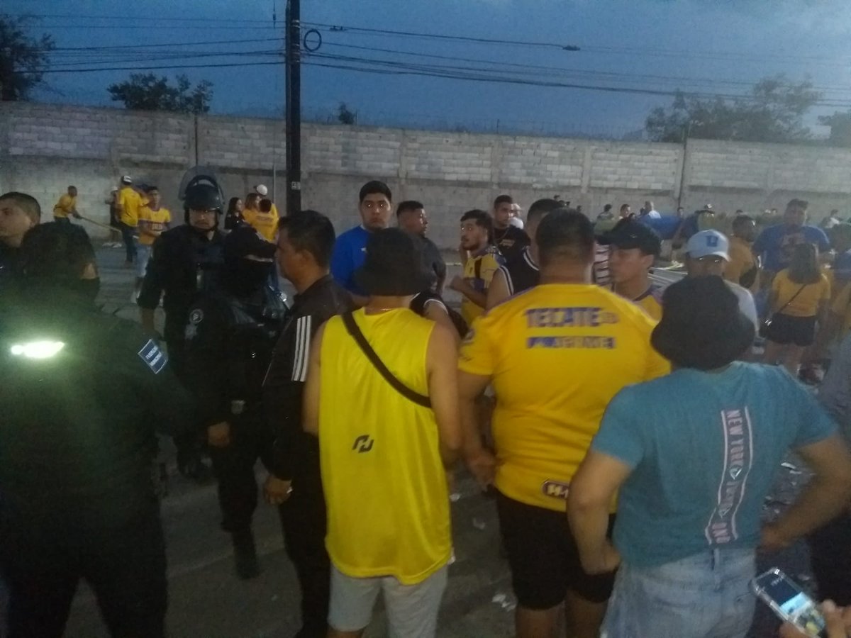 SancadillaNorte's tweet photo. Explotaron cohetones en la zona donde recibieron a los Tigres. Protección Civil y personal del club están en el lugar, donde se reportan dos lesionados. https://t.co/0HSAU8VVBV