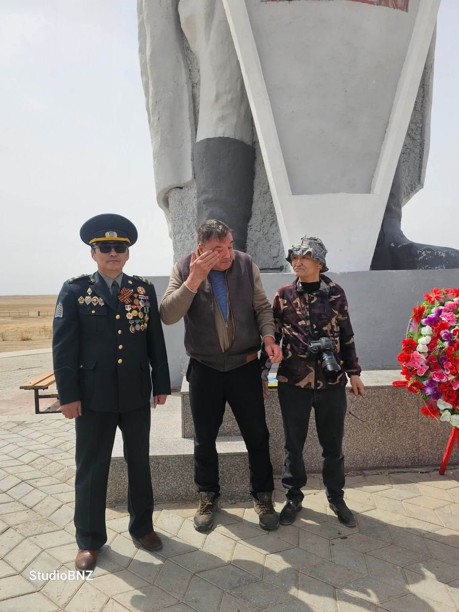 80 аад жилийн өмнө монголыг хамгаалахаар хөл тавьж байсан цэрэг одоо ирээд уйлаад зогсож байна гээд  60 аад насны хүний зураг тавиад сэвж өгч байна. Хахаха. Хамгийн инээдтэй нь юу гээч  ийм пропагандад итгэдэг монгол хүмүүс маш олон.