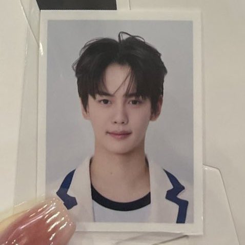 gyuvin’s kcon photocard and id photo!