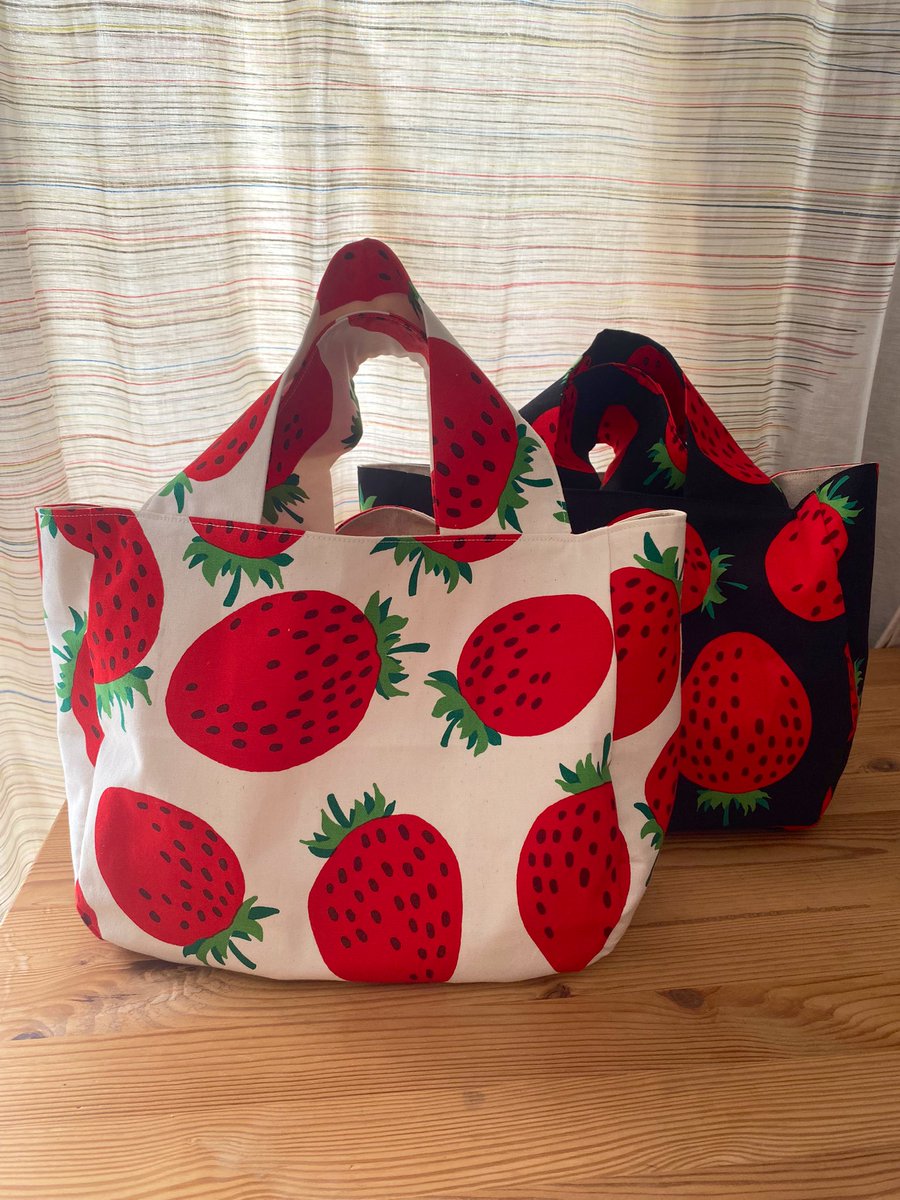 virginie20099's tweet photo. イベント用のトートバッグ作りました🍓
ころんとしてかわいいトートは見た目よりも大容量です!
太い持ち手がポイントです✨
是非宝石箱様に見に来て下さい☺️
@housekibako_yi
#handme #ハンドメイド
#virginie #ヴィルジニー
#本八幡 #トートバッグ https://t.co/Qt3h0Tg7U0