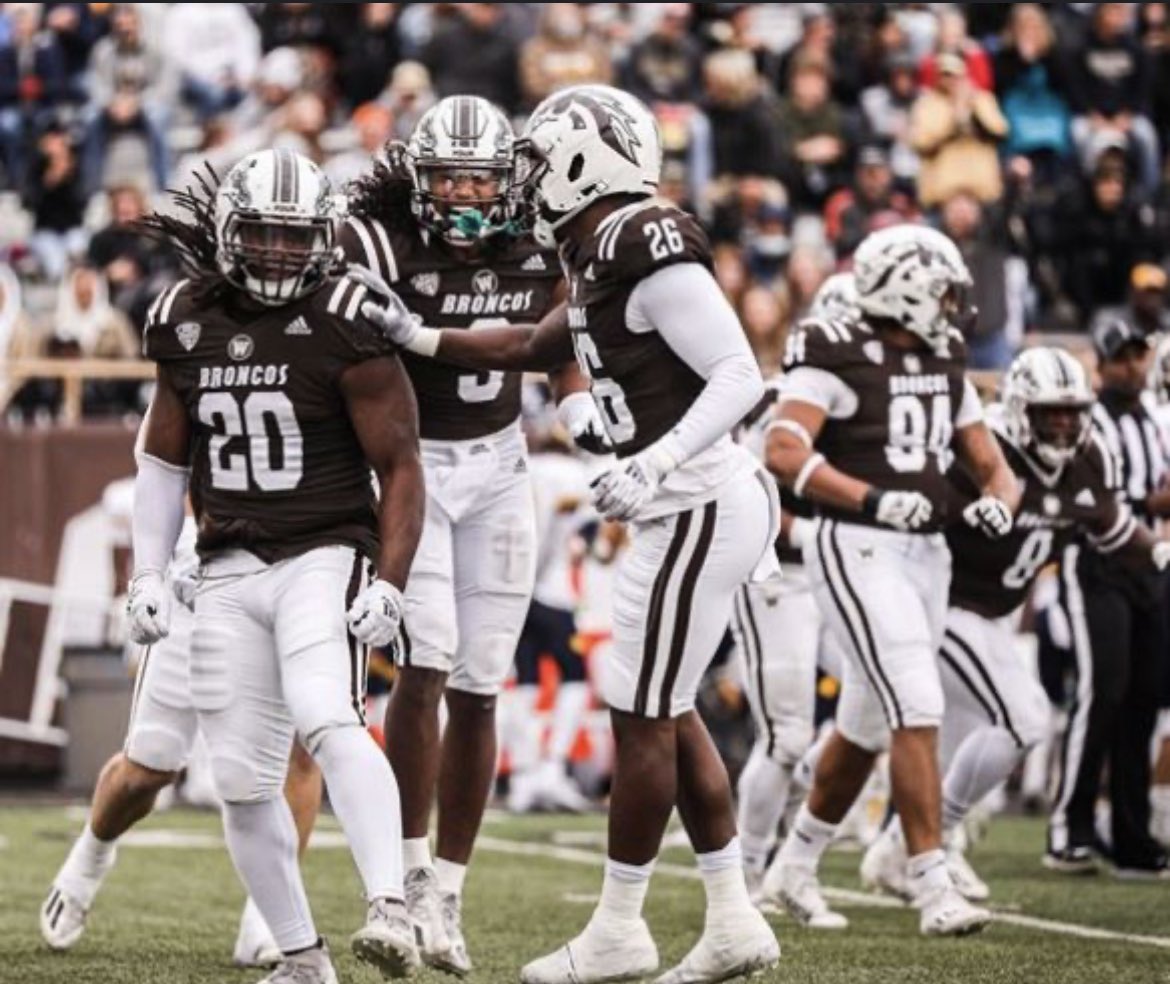 T_Smith2424's tweet photo. Blessed to receive an offer from @WMU_Football! @CoachEricEvans @coacheimer @WABlackhawkFB https://t.co/fsVqPNIsWl