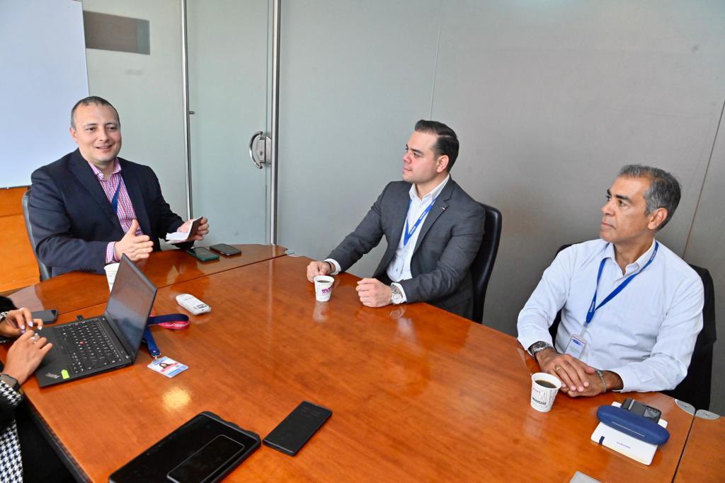 SergioValdesB's tweet photo. ¡Productivo encuentro con @SamsungLatin y @SamsungCO, con quienes socializamos el atractivo del mercado de #Conectividad en #Colombia🇨🇴!

Seguimos trabajando en equipo con los líderes en #5G para conocer mejores prácticas y casos de uso que potencien la economía del país. https://t.co/9oKH7FBHCW