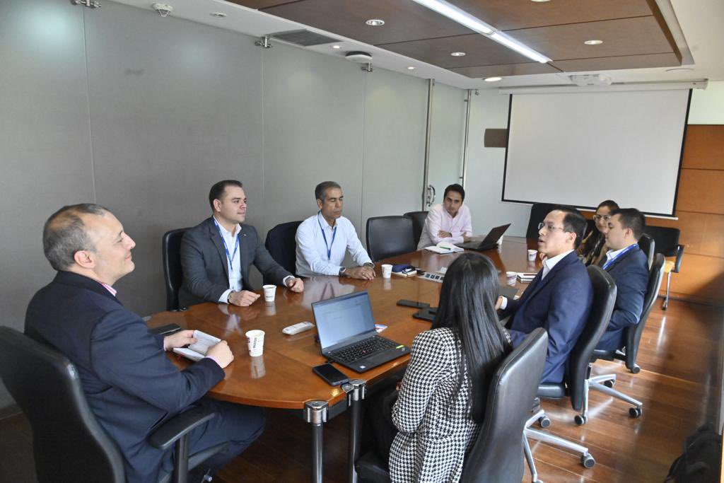 SergioValdesB's tweet photo. ¡Productivo encuentro con @SamsungLatin y @SamsungCO, con quienes socializamos el atractivo del mercado de #Conectividad en #Colombia🇨🇴!

Seguimos trabajando en equipo con los líderes en #5G para conocer mejores prácticas y casos de uso que potencien la economía del país. https://t.co/9oKH7FBHCW