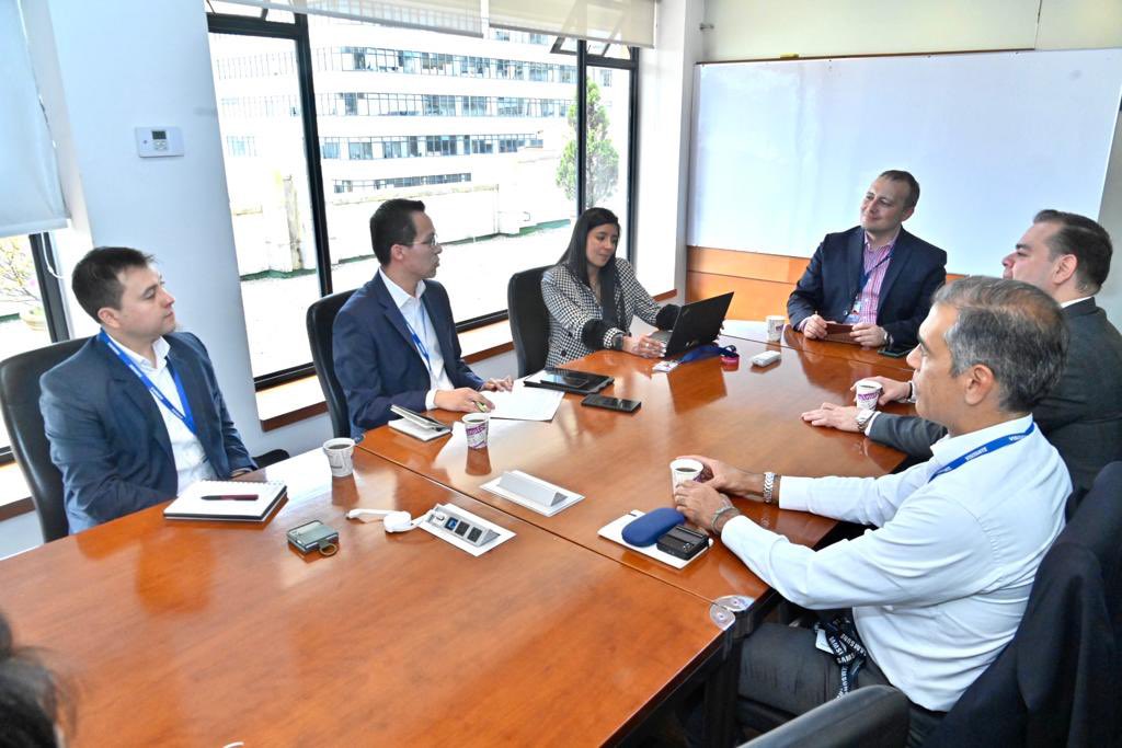 SergioValdesB's tweet photo. ¡Productivo encuentro con @SamsungLatin y @SamsungCO, con quienes socializamos el atractivo del mercado de #Conectividad en #Colombia🇨🇴!

Seguimos trabajando en equipo con los líderes en #5G para conocer mejores prácticas y casos de uso que potencien la economía del país. https://t.co/9oKH7FBHCW