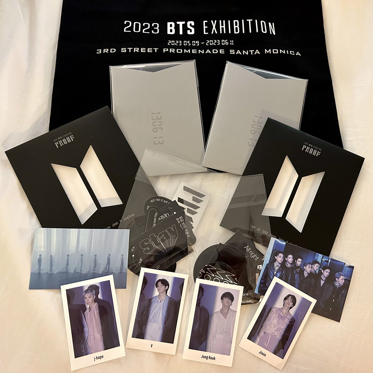 wouIdntitbenice's tweet photo. so happy with my lucky draws from the LA proof exhibition!!! ๐๐ #BTS_Exhibition https://t.co/8wXUxBOgF1