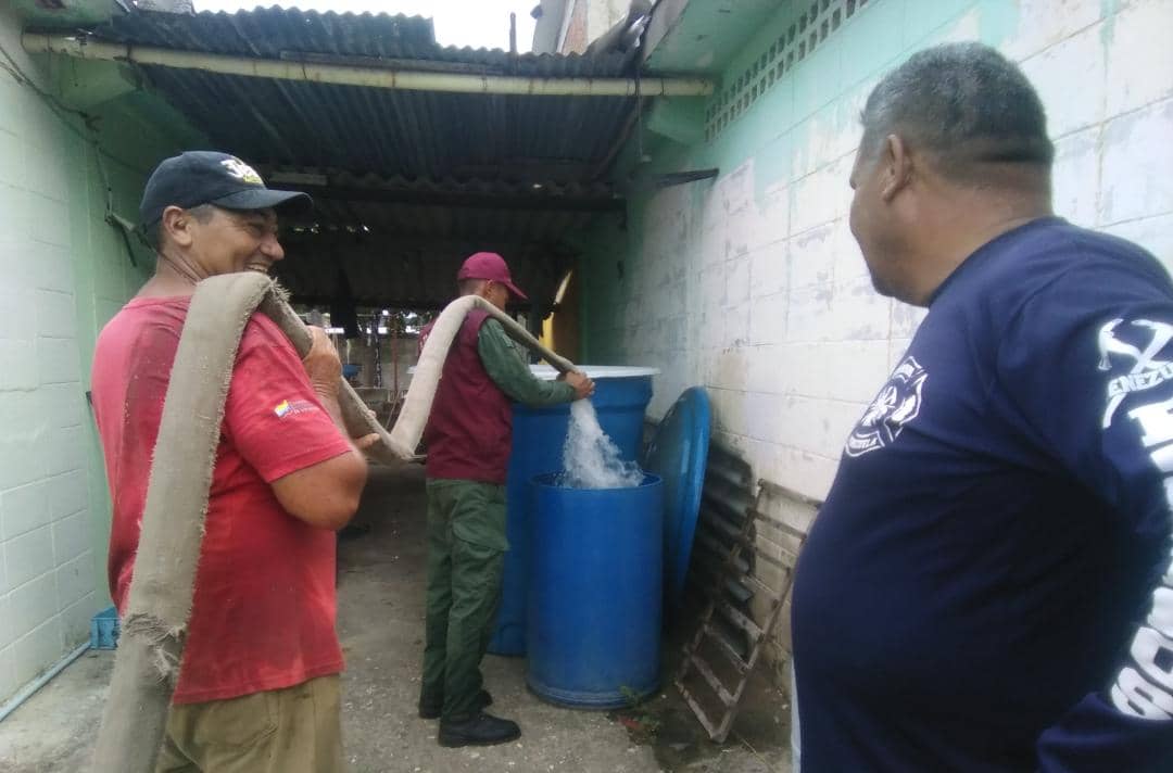 OBomberosjjmora's tweet photo. #12May
#SNGR/BN
REDAN CENTRAL
ZOEDAN CARABOBO
JUAN JOSÉ MORA
Con 76 mil litros de agua se atendieron aproximadamente 376 casas de #Invepal
@Alirio10sanchez
@CentralReedan @Perez_Ampueda @BJuanGonzalez @zoedancarabobo @VGRPC_
@VipresegOficial
#PuebloMásMaduro https://t.co/an4ODU13vr