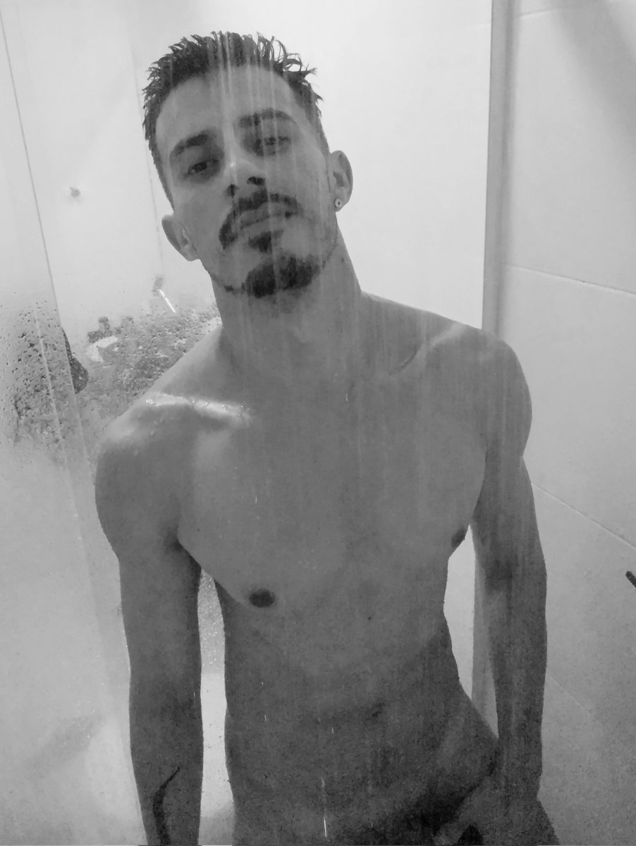 DouglasRiv25619's tweet photo. get shower with me #GSWM https://t.co/3TNVvBGwx5