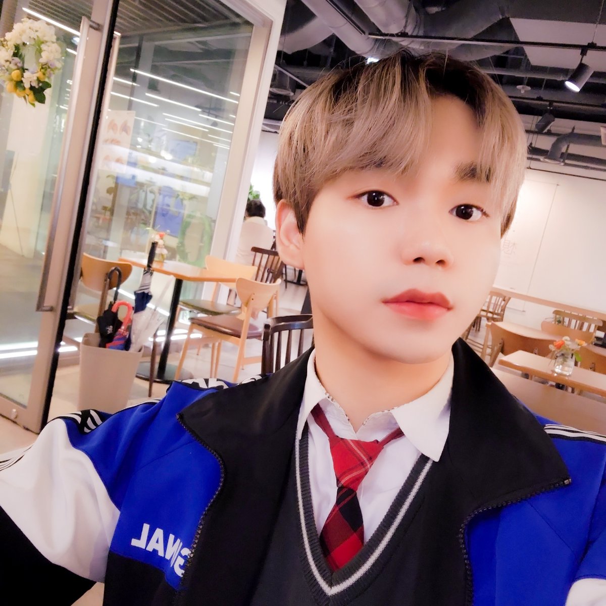 withus_official on Twitter: “🔥오늘은 불금! 여러분 힘내세요:> #준엽 이는 어느 각이 더 괜찮은지 고민