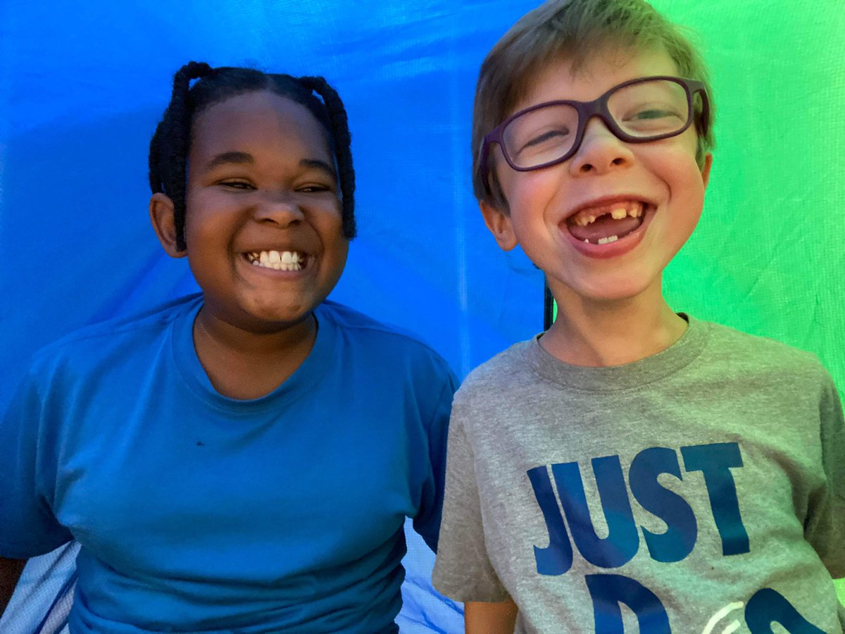EpolitoMs's tweet photo. Parachute F.U.N. 🍄 
Working together in PE class!  @KyleRWilsonES @gmhernandez12 @DirtAndDinos https://t.co/WYxepc8Rrl