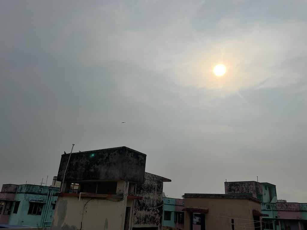 RaviGoenkaWUI's tweet photo. First Band of clouds of #CycloneMocha entering #Kolkata & adjoining parts of Eastern coast from midnight onwards
#WeatherUltima https://t.co/o5Wz8pcb4o