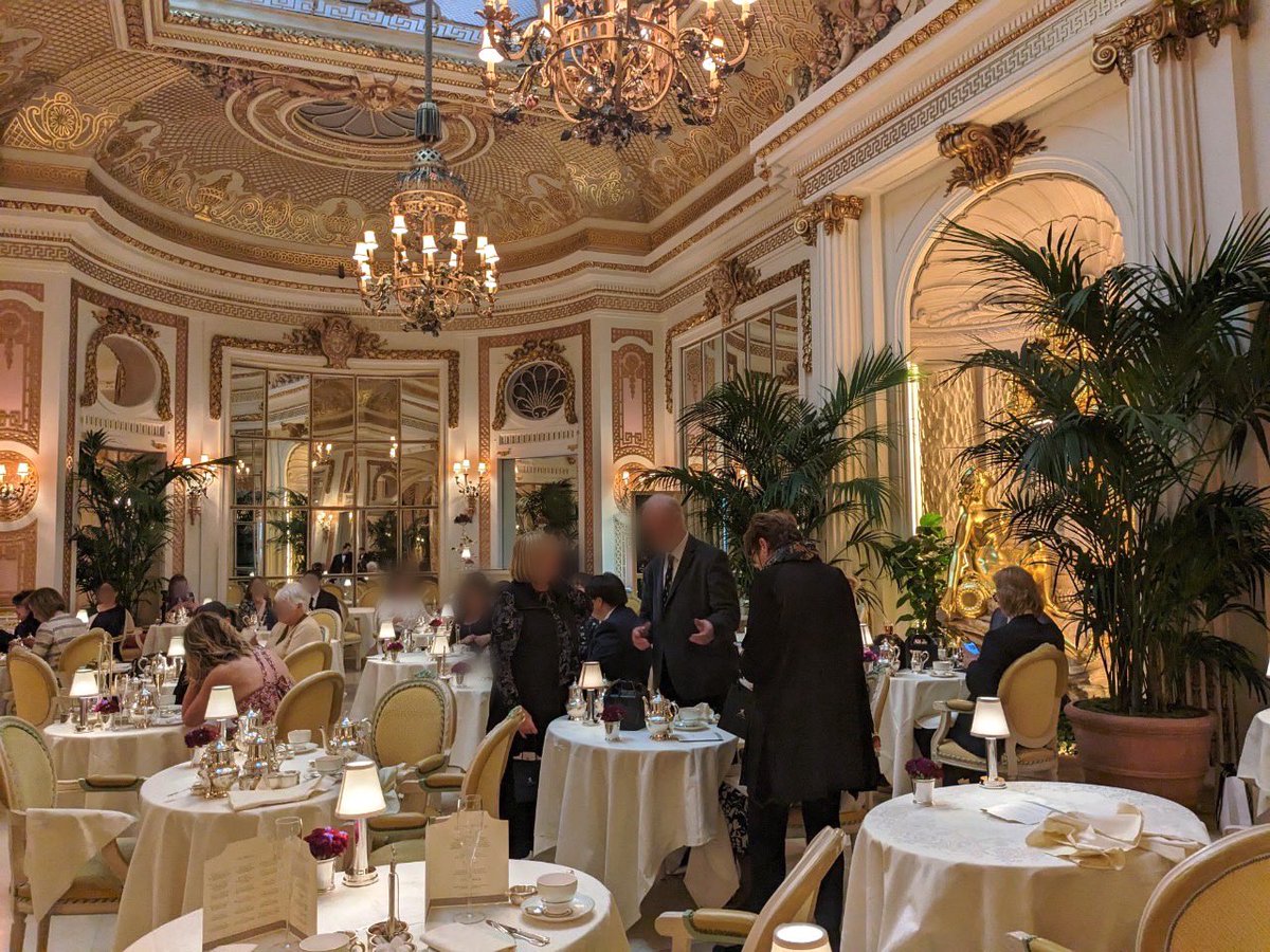 _suppin_bijin's tweet photo. 世界で最もドレスコードが厳しいと言われている最高級ホテル、The Ritz London。の、アフタヌーンティー。もう宮殿だった完全に宮殿。
入り口での服装チェックに圧倒され、パレスな内装に圧倒され、食事の量の多さに圧倒される。あ〜終わった、のあとに普通サイズのケーキ。持ち帰りせず食べましたけど https://t.co/C78tScz7Fe