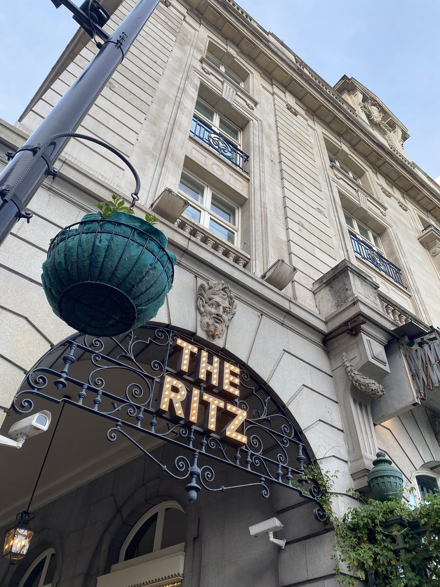 _suppin_bijin's tweet photo. 世界で最もドレスコードが厳しいと言われている最高級ホテル、The Ritz London。の、アフタヌーンティー。もう宮殿だった完全に宮殿。
入り口での服装チェックに圧倒され、パレスな内装に圧倒され、食事の量の多さに圧倒される。あ〜終わった、のあとに普通サイズのケーキ。持ち帰りせず食べましたけど https://t.co/C78tScz7Fe
