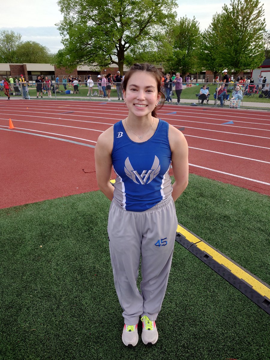 Becca Tran clears the state qualifying mark of 3.12m in the pole vault taking third place! Our third state bound Cougar! #statebound <a href="/vhhs/">Hugo Hernández</a>