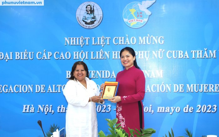 La miembro del Comité Central del Partido, presidenta de la Unión de Mujeres de #Vietnam 🇻🇳, Ha Thi Nga, recibió hoy con especial cariño a su homóloga 🇨🇺 Teresa Amarelle Boué, miembro del Buró Político del <a href="/PartidoPCC/">Partido Comunista de Cuba</a> y secretaria general <a href="/FMC_Cuba/">FMC de Cuba</a>.

 🔗 phunuvietnam.vn/that-chat-hon-…