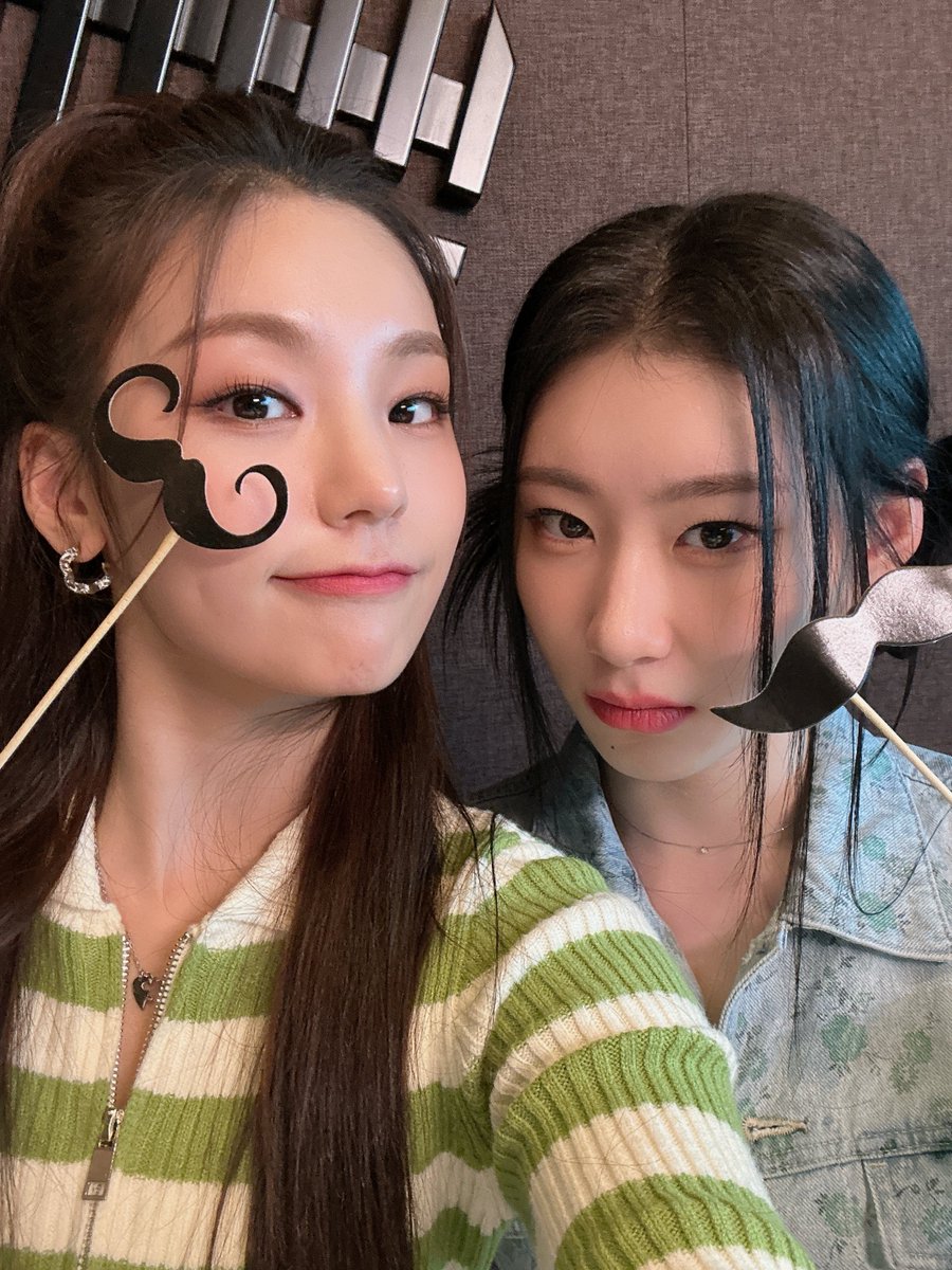 ITZYofficial's tweet photo. ITZY <둘씩의 데이트> | 간식대담🍩 #령지곤지
https://t.co/grwGoL0yr8

#ITZY #MIDZY @ITZYofficial
#둘씩의데이트 #간식대담
#예지 #채령 #YEJI #CHAERYEONG https://t.co/wliPUBt4dy