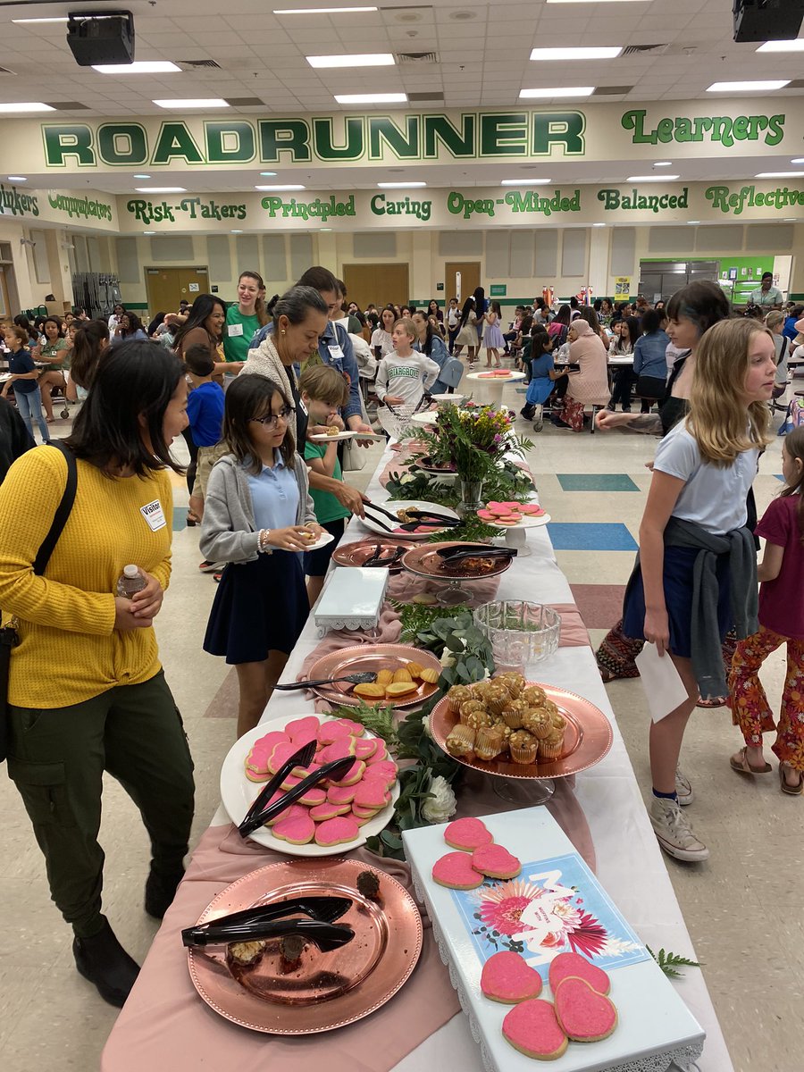 BriargroveES's tweet photo. Muffins with Mom @ BGE! Happy Mother’s Day to all our wonderful moms! https://t.co/kJGhxhRYyw