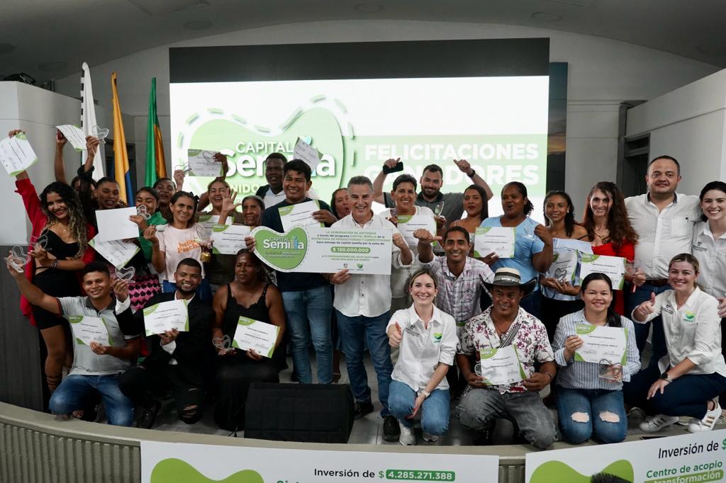 DesarrolloEcoAn's tweet photo. “Tuvimos la posibilidad de conocer, premiar, reconocer y exaltar la labor de nuestros emprendedores que tienen ideas de negocio maravillosas ”: @DaniTrejoR, secretaria de @ProductividadAn, en entrega de galardones del programa #CapitalSemilla https://t.co/Oxf14smeIH