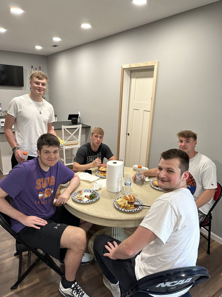 CoachNateConley's tweet photo. Fun evening hosting these guys for a team meal &amp; some NBA playoff hoops to celebrate the last week of classes! Couldn’t be prouder raising two healthy &amp; happy kids around college athletics &amp; these young men in our program! #SpartanPride https://t.co/RIRr2tuGyn